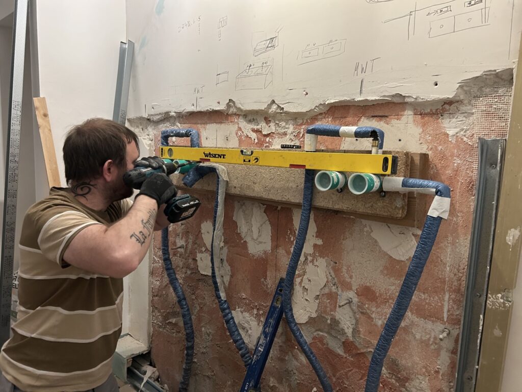 Ausrichtung von Unterputz-Armaturen für Vorwandmontage – präzise Sanitärvorbereitung in Köln