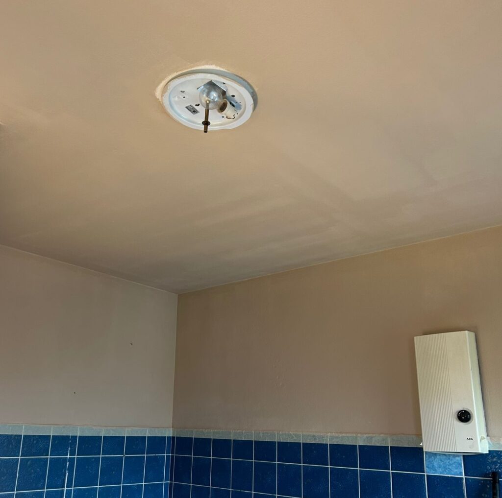 Badezimmer Decke und Wand frisch gestrichen – Malerarbeiten für neuen Glanz in Köln