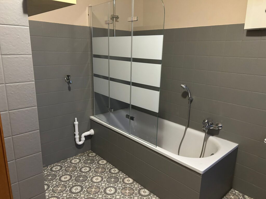 Fliesen lackiert, Wand und Decke gestrichen, Duschtrennwand montiert und PVC Boden verlegt – Badrenovierung Köln