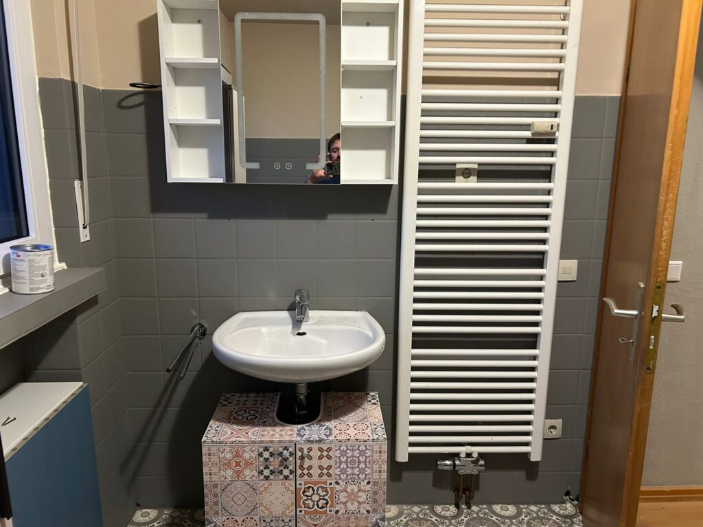 Fliesen lackiert und neuer Unterschrank sowie Spiegelschrank montiert – Badezimmer Renovierung Köln