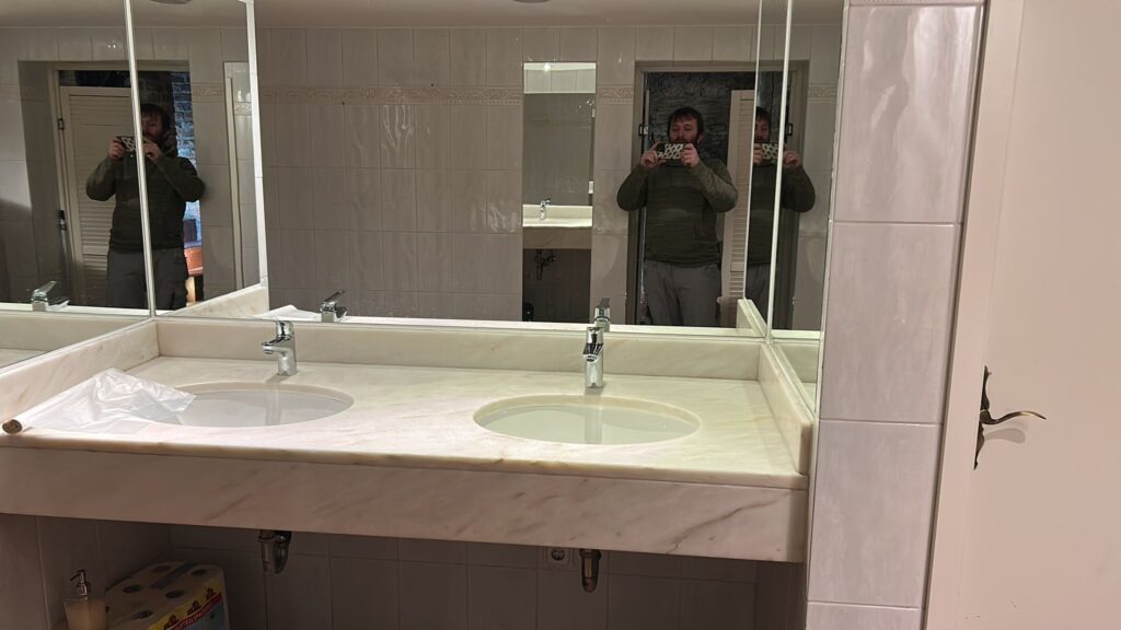 Neue Armaturen an Doppelwaschtisch montiert – Sanitärinstallation in Köln