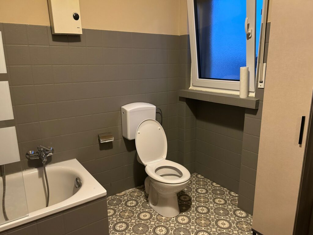 Referenzen Handwerker Köln – Badezimmer renoviert, Fliesen lackiert und Stand-WC montiert