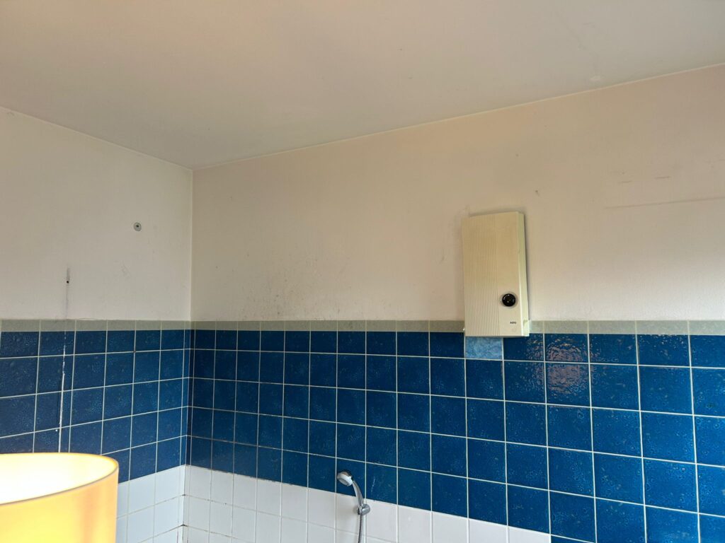 Vorbereitung von Wänden für neuen Anstrich in Köln – professionelle Malerarbeiten mit Spachteln und Schleifen
