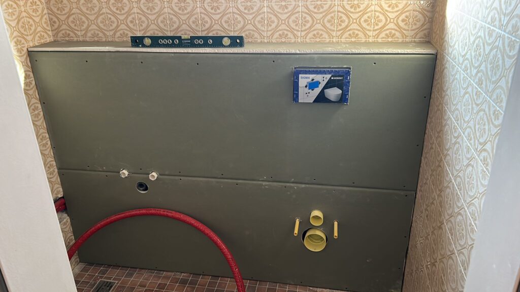 Vorwand mit Feuchtraum-Gipskartonplatten beplankt – Trockenbau Badezimmer Köln