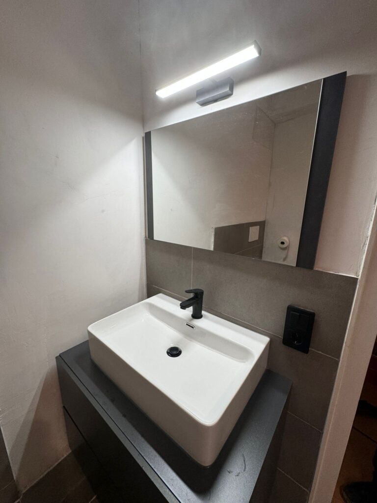 Montierte Waschtischanlage mit Spiegel, Unterschrank und Aufsatzwaschtisch – Badezimmermontage in Köln