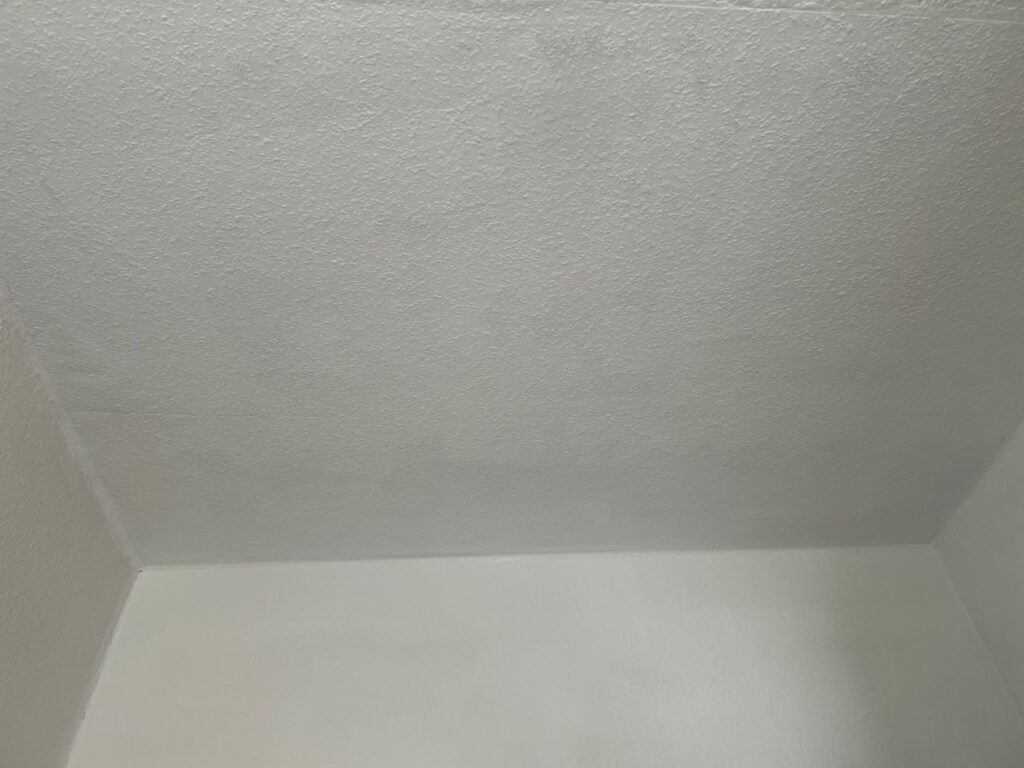 Frisch gestrichene Decke und Dachschräge in Weiß nach Malerarbeiten in Köln