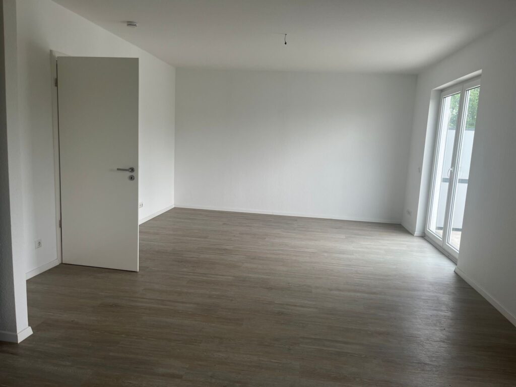 Frisch gestrichene weiße Wände in moderner Wohnung in Köln