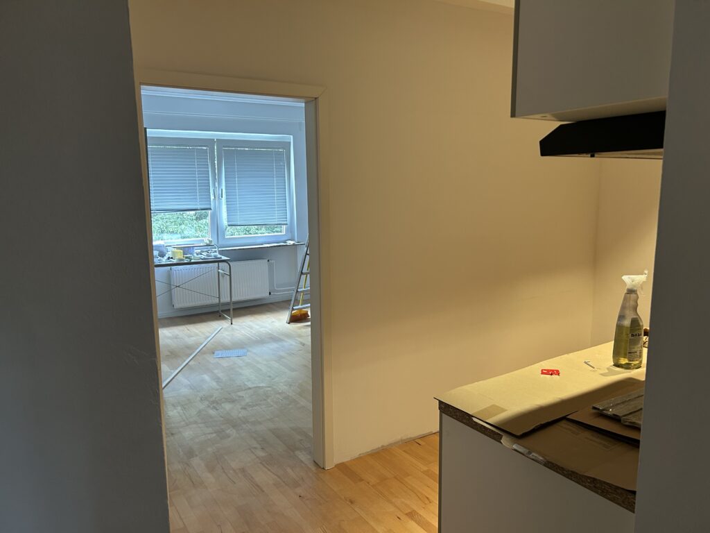 Trockenbauwand mit neuer Innentür in Köln – professionelle Raumtrennung und Innenausbau durch Bones & Hammers
