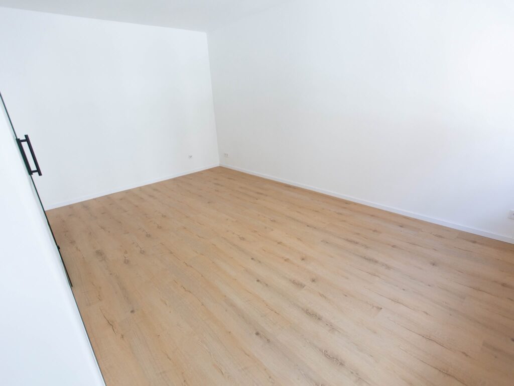 Wohnungsrenovierung Köln – Vinylboden fachgerecht verlegt mit modernen Fußleisten